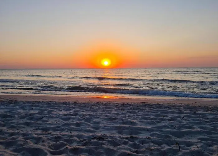 Beautiful In With Garden Near Sea شقة