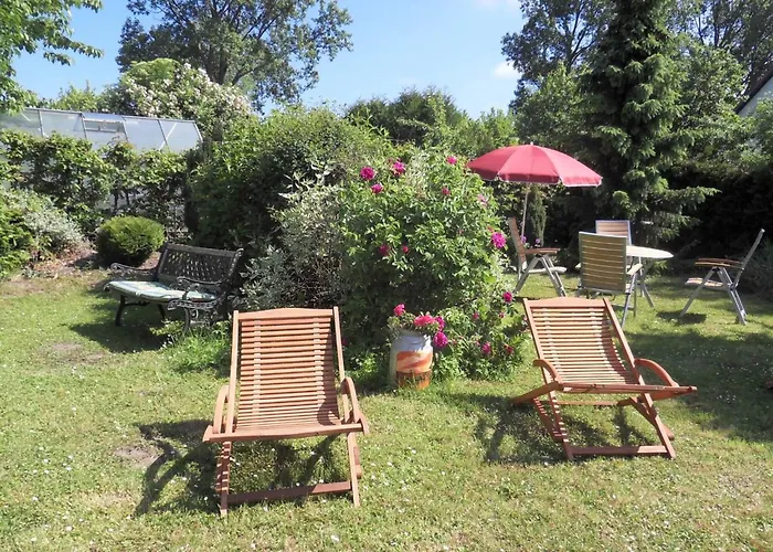 Beautiful In With Garden Near Sea شقة